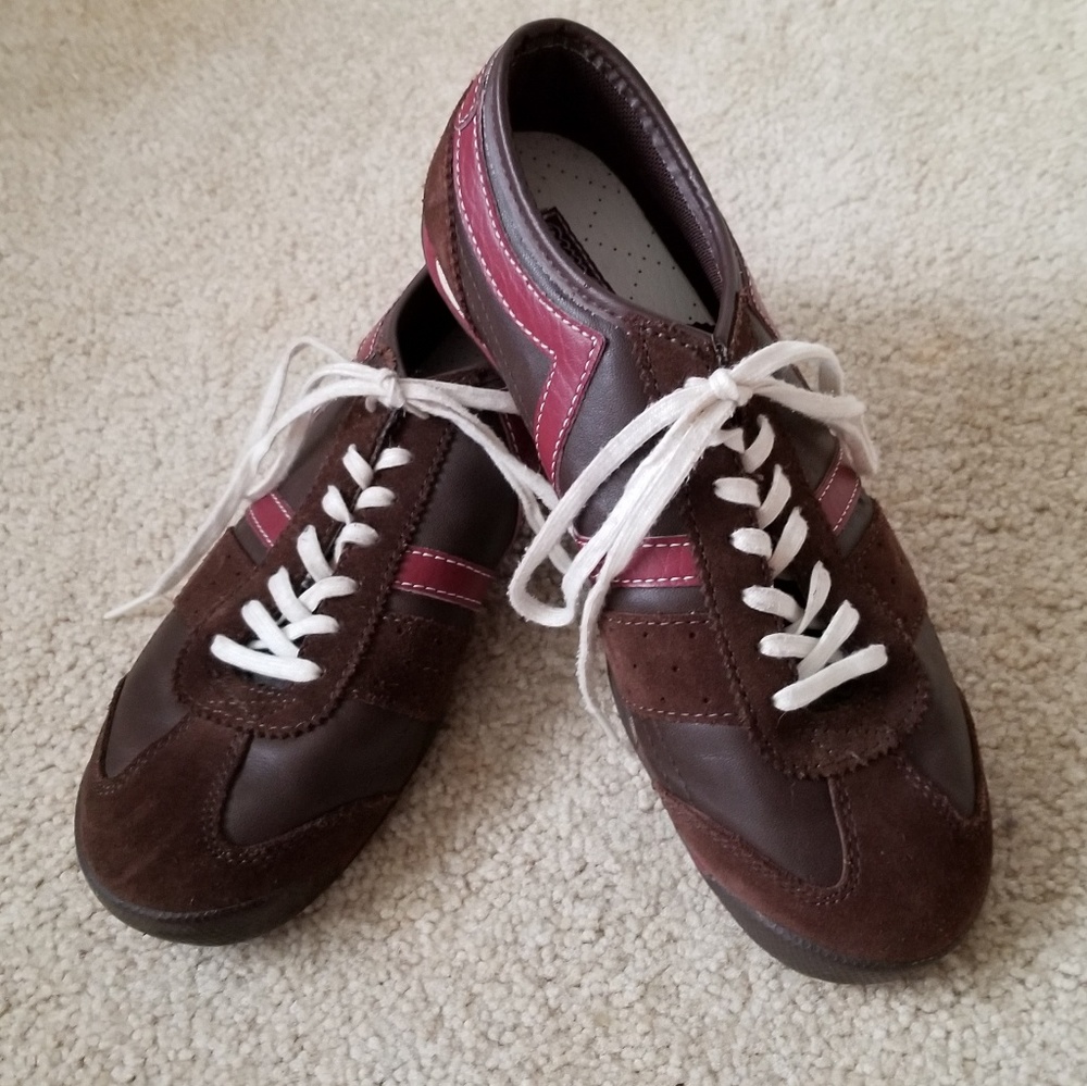 EUC Vans Dabney Brown Suede Sneakers with Red Trim - Women’s Size 7